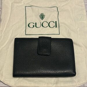 Authentic Gucci Vintage Black Pebble Textured Leather Wallet With Kisslock Snap